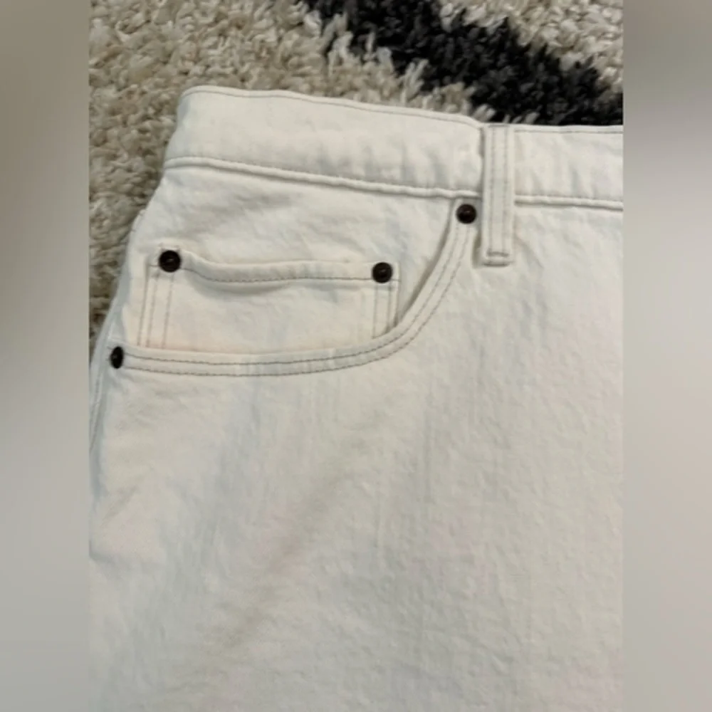 NWT Abercrombie & Fitch‎ High Rise Mom Shorts in White - Curve Love 37